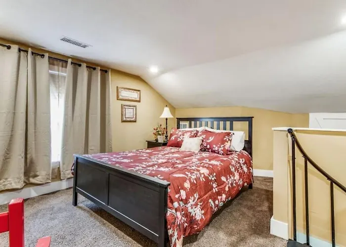 Stockyards! Less Than 3 Mins-Sleeps 8 -Gable House