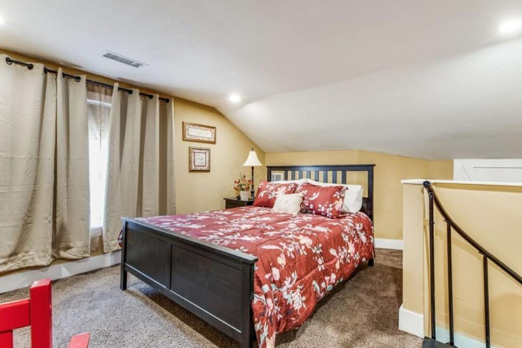 Holiday home Stockyards! Less Than 3 Mins-sleeps 8 -gable House Fort Worth
