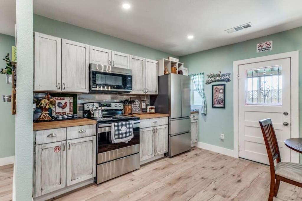 Stockyards! Less Than 3 Mins-sleeps 8 -gable House * Fort Worth