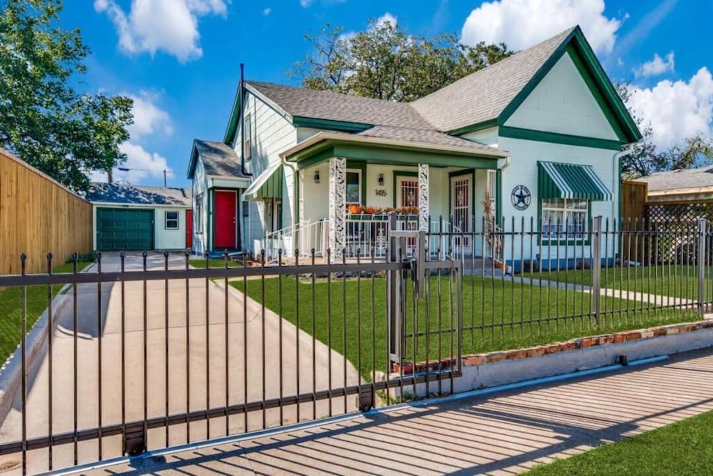 Stockyards! Less Than 3 Mins-sleeps 8 -gable House Holiday home