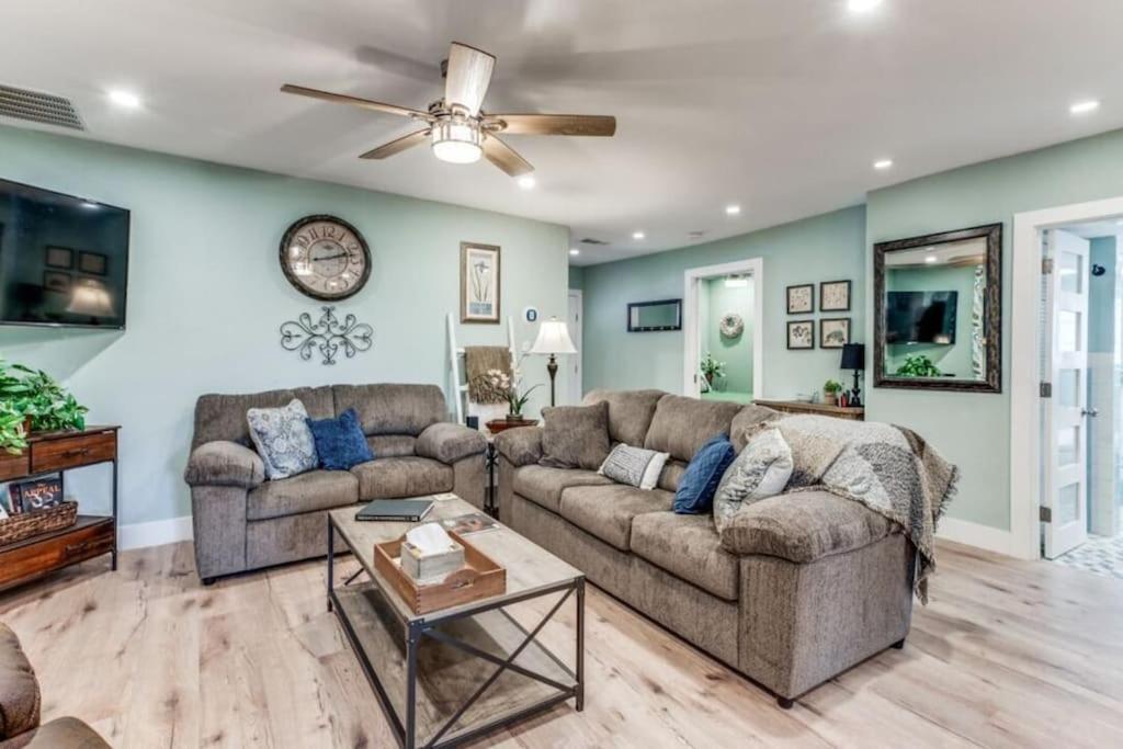 Stockyards! Less Than 3 Mins-sleeps 8 -gable House *